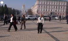 Von Der Leyen a Kiev depone fiori al Muro della Memoria