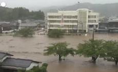 Giappone, 60 mila evacuati e un disperso per le forti piogge