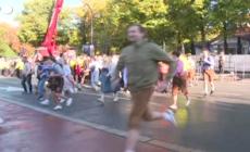 Oktoberfest, centinaia di persone corrono per accaparrarsi i posti migliori