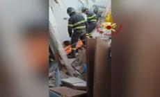 Crolla una palazzina nel Napoletano, morti due bimbi: padre e figlio estratti vivi