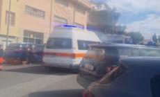 Uccide moglie e figlia, poi si toglie la vita.  Morte cerebrale per l'altro figlio e il vicino &laquo;incontrato per caso sul pianerottolo&raquo;.   L'omicida aveva il porto d'armi - Video