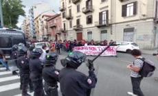 Valditara a Torino, la protesta di un gruppo di studenti