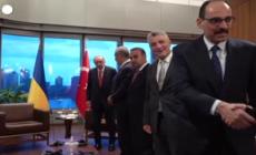 New York, Zelensky stringe la mano ad Erdogan