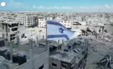 Gaza, bandiera israeliana sventola su un edificio distrutto a Rafah