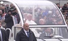 Papa in Lussemburgo, manifestante anti-corrida intralcia corteo