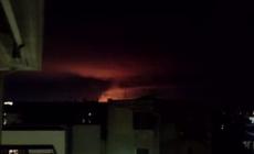 Brucia ditta di solventi in Abruzzo, la nube vista da Pescara