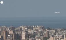 Beirut, un aereo atterra dietro le colonne di fumo degli attacchi israeliani