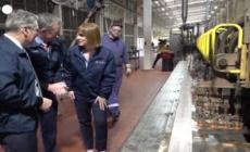 Gb, il premier Starmer visita un impianto di imbottigliamento sostenibile