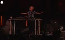Fatboy Slim, 61 anni, scatenato alla consolle a una serata in Francia
