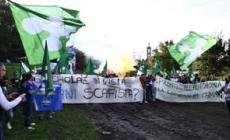"Tajani vaff…", cori dei giovani militanti della Lega contro il vicepremier a Pontida