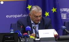 Eurocamera, protesta durante la conferenza stampa di Viktor Orban