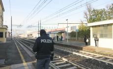 19enne sale sul tetto di un treno merci e muore fulminato a Verona