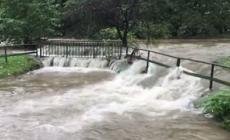 Maltempo, a Milano esonda il fiume Lambro: allagato il parco