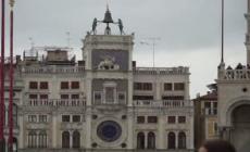 Venezia, caduti frammenti di marmo dalla Torre dell'Orologio a San Marco