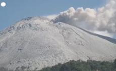 Indonesia, il vulcano Lewotobi Laki-laki erutta nubi di cenere