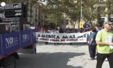 Barcellona, corteo durante l'America's Cup contro l'impennata del turismo