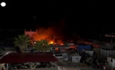 Gaza, incendio in campo profughi dopo un raid israeliano