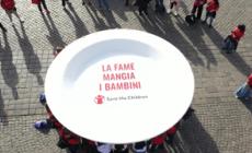 "La fame mangia i bambini", campagna Save the Children con enormi piatti vuoti