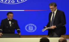 Si rompe un bicchiere alla conferenza stampa sulla manovra, Giorgetti: "Porta bene?"