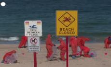 Sydney, palle di catrame si riversano sulle spiagge - Video