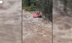 Maltempo in Francia, un'auto viene trasportata via dalla corrente
