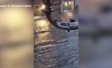 Maltempo in Sicilia, a Catania salvato un motociclista trascinato dall'acqua