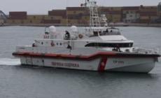 Motovedetta con i migranti da Albania a Bari, lo sbarco sotto la pioggia