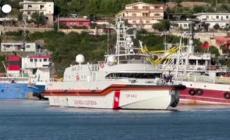 Albania, partita la motovedetta che riporta i 12 migranti in Italia