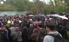 Londra, i fan degli One Direction si riuniscono in memoria di Liam Payne