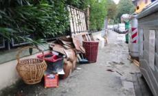 Maltempo, la pulizia dal fango e dai detriti delle strade di Bologna