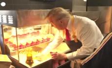 Trump serve patatine al McDonald's: "Non e' vero che Kamala ci ha lavorato"
