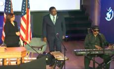 Stevie Wonder canta "Happy Birthday" per i 60 anni di Harris