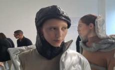 Al fashion show "Reverse Change" le vele da parapendio diventano vestiti