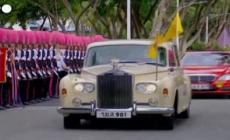 Thailandia, la sfilata del re Maha Vajiralongkorn sulla chiatta reale a Bangkok