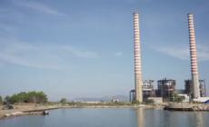 Piombino, abbattute le due ciminiere di un'ex centrale Enel