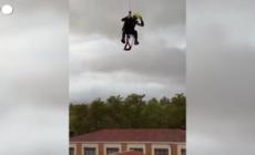 Alluvione Spagna, il salvataggio di una persona bloccata dalle inondazioni - video