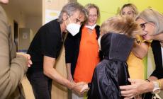 Ligabue in visita ai piccoli pazienti del Sant'Orsola