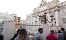 Roma, Fontana di Trevi senz'acqua: i turisti lanciano monete in vasca