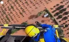 Maltempo in Spagna, bambino viene salvato in elicottero a Valencia