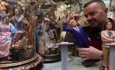 Napoli, il faccia a faccia Harris-Trump finisce sul presepe
