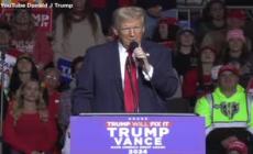 Usa2024, Trump si lamenta di un microfono basso e simula del sesso orale