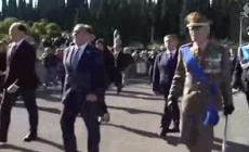 4 novembre, La Russa in ginocchio al Sacrario militare di Redipuglia