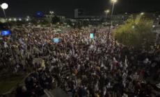 Israele, protesta contro il licenziamento del ministro della Difesa Yoav Gallant