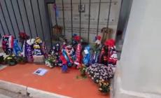 Cagliari, omaggi sulla tomba di Gigi Riva nel cimitero di Bonaria
