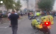 Israele, auto in fiamme nel nord del Paese dopo raffica di razzi dal Libano