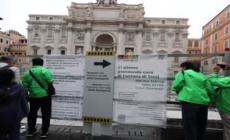 Roma, la passerella sulla Fontana di Trevi pronta per l'apertura