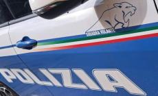 Bloccano le strade con auto rubate e sfondano il cancello, razzia di cappotti Max Mara