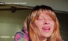 Claudia Pandolfi in lacrime per le vittime di bullismo