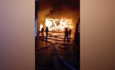 Fiamme in una ditta di rifiuti nel Barese, colonna di fumo visibile da diversi chilometri