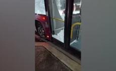 Sassi contro bus Atac a Roma, vetri in frantumi